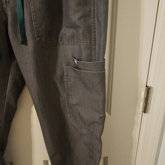Figs Technical Collection Cargo Gray Womens Scrub Pants Size M - Picture 3 of 6
